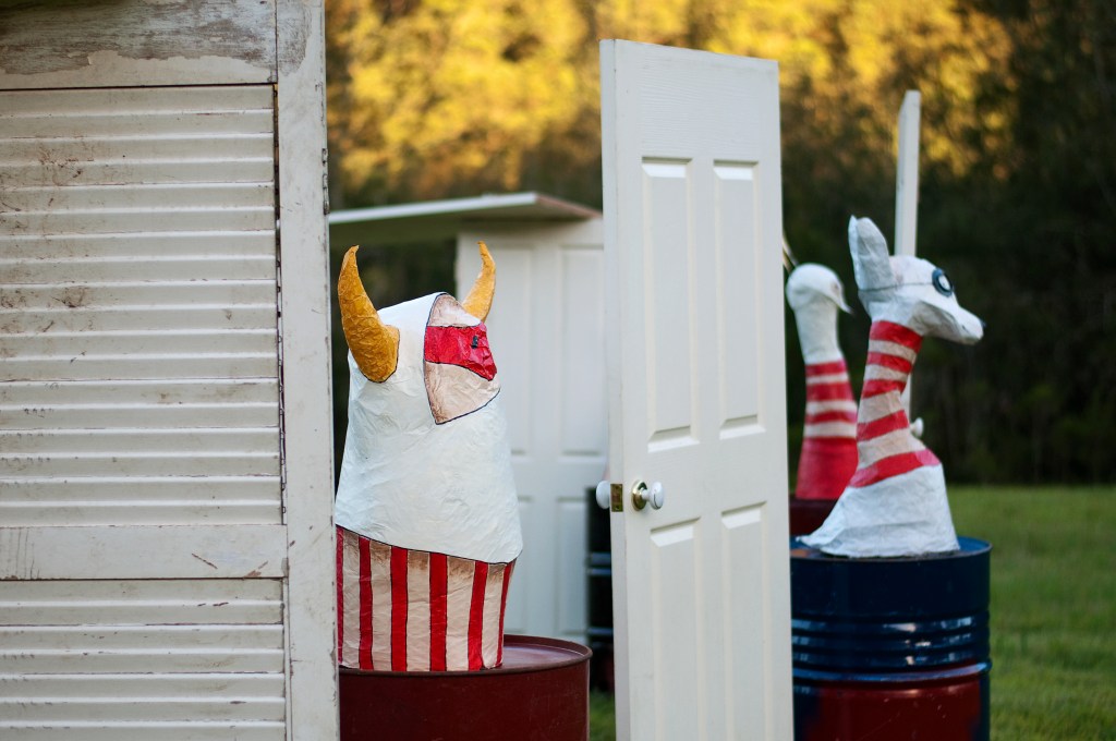 Temple guardians: Circus